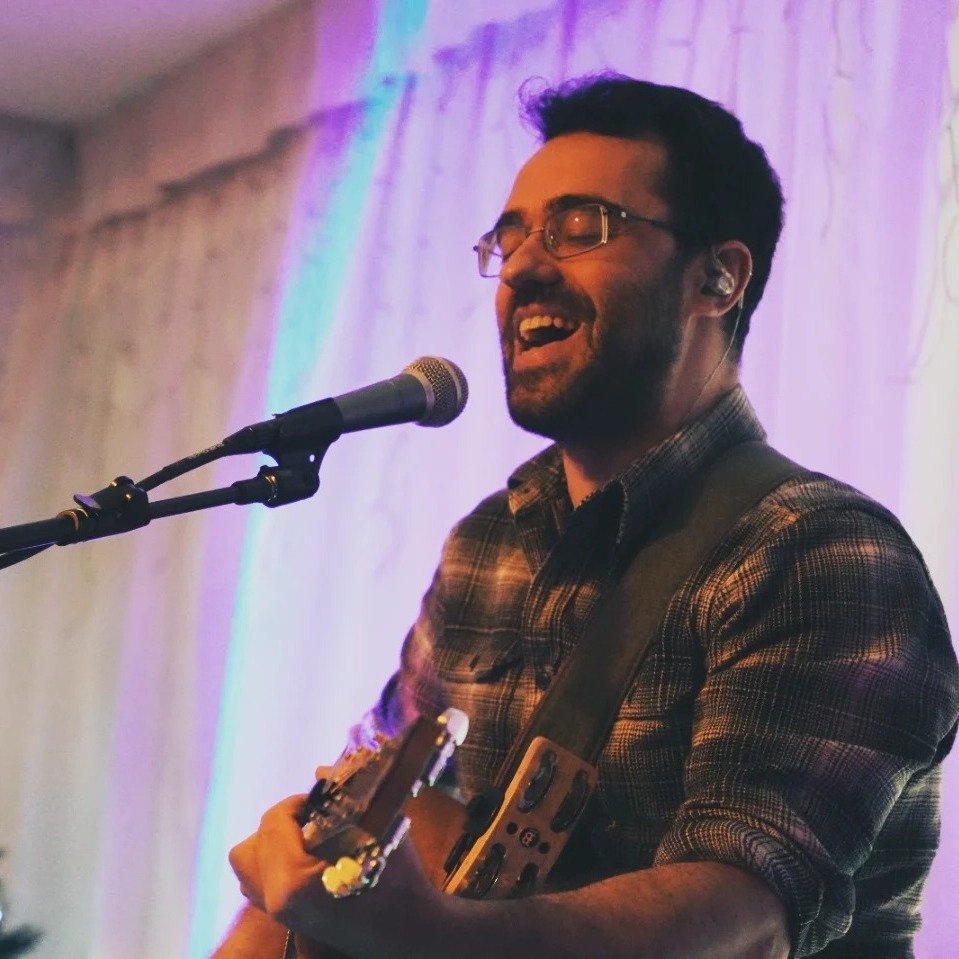 Bruno Santos a actuar — voz e guitarra acústica